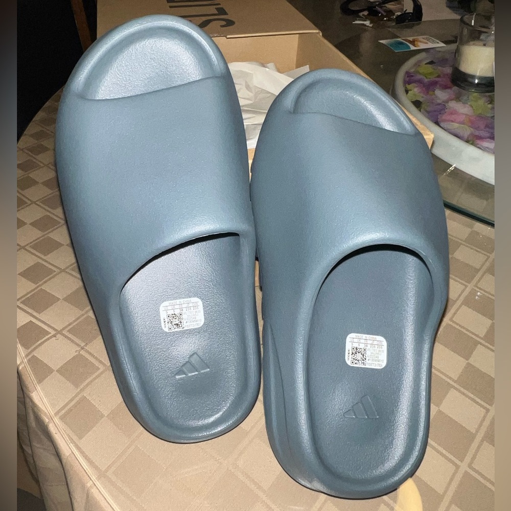 Yeezy Slides Slate Marine Sz 5M New!!!